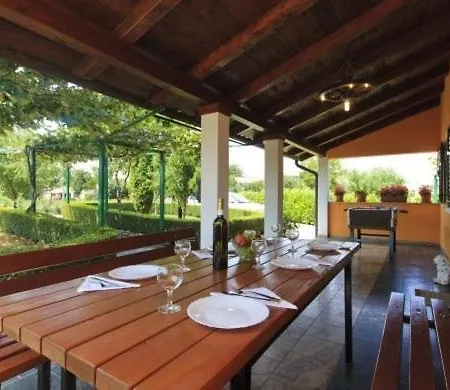 度假居 House Nikolina 526 *