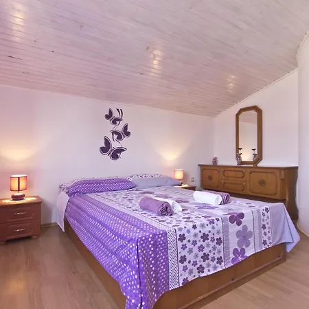 House Nikolina 526 度假居 *