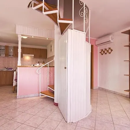 House Nikolina 526 度假居 *