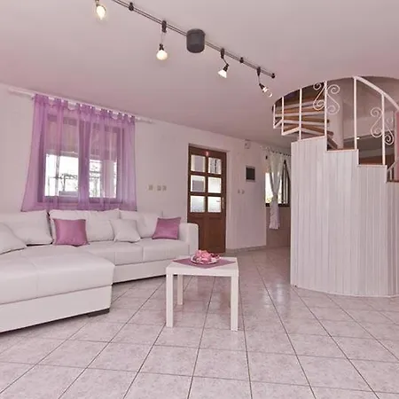 House Nikolina 526 度假居 *
